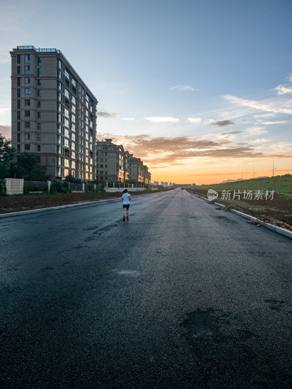 日出时的道路公路