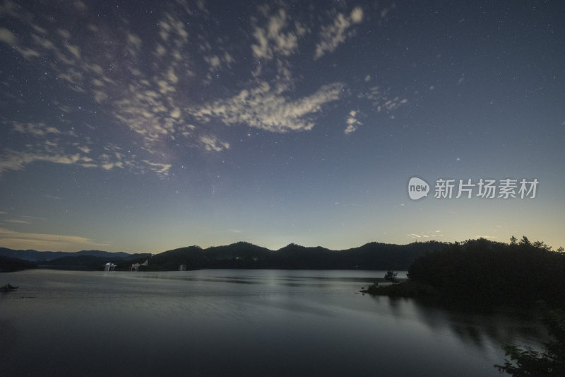 星空下的湖水与群山夜景