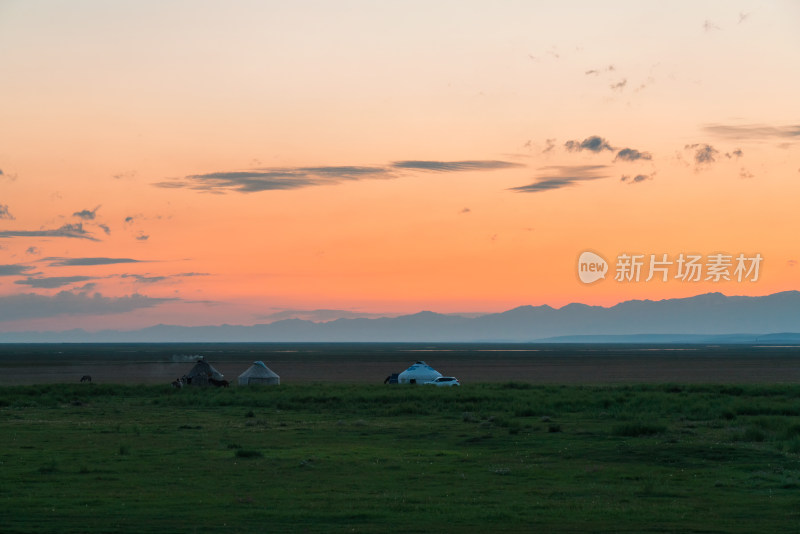 黄昏时分的新疆巴音布鲁克草原上的蒙古包