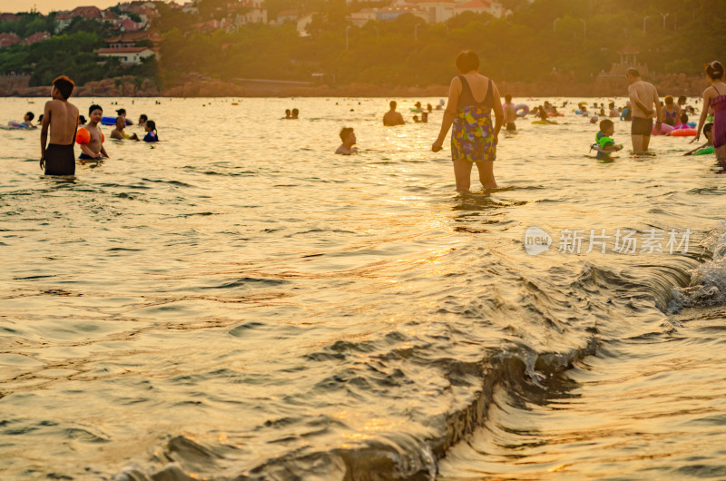 青岛海水浴场游玩的人们