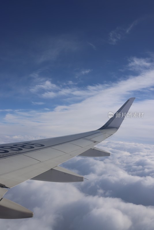 飞机在云层上飞行第一视角