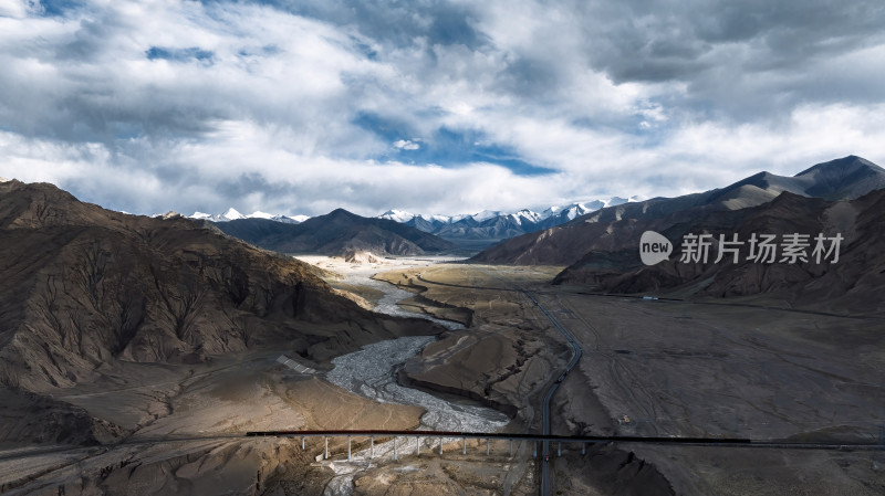 青海昆仑山脉雅丹地貌山谷中的青藏铁路