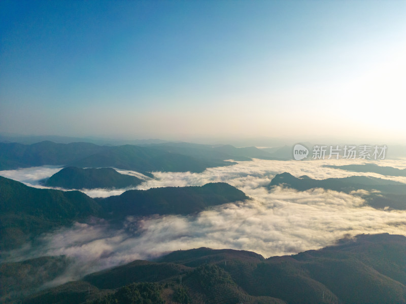 航拍群山中的云海自然风光