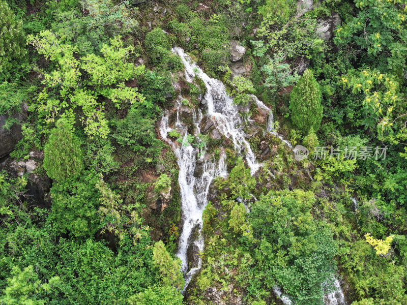 山东枣庄山亭区群山之中的飞瀑流泉美景