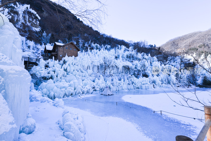 济南九如山冰瀑山间木屋冰雪景观