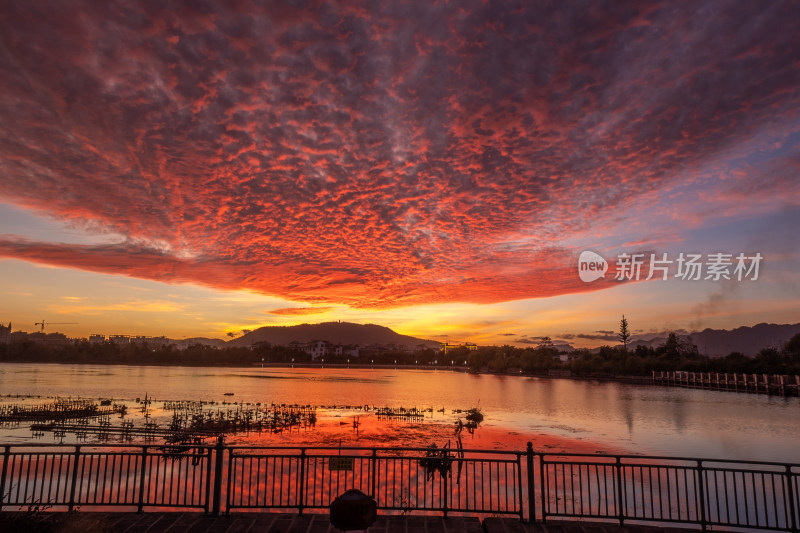 水边赏漫天火烧云映红湖面的壮观景象