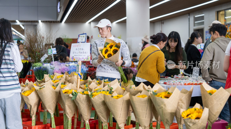 云南昆明斗南花市吸引大量游客前来买花