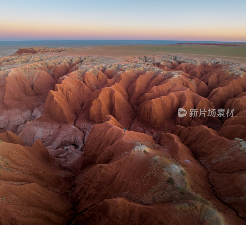 壮观的红土沟壑地貌全景