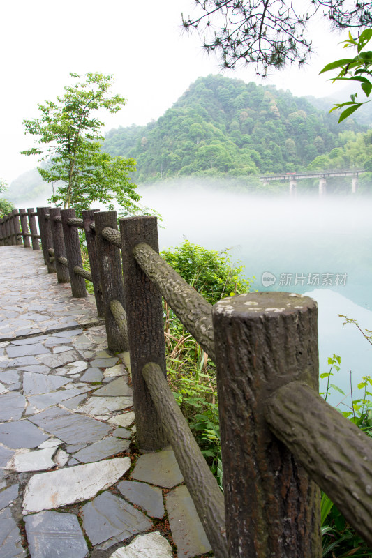 雾气弥漫的东江湖湖边的绿道