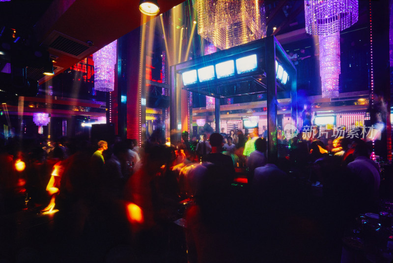 现代城市酒吧灯光人影舞动【反转胶片】
