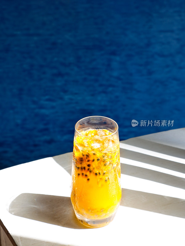 夏日海边的一杯百香果果汁饮品