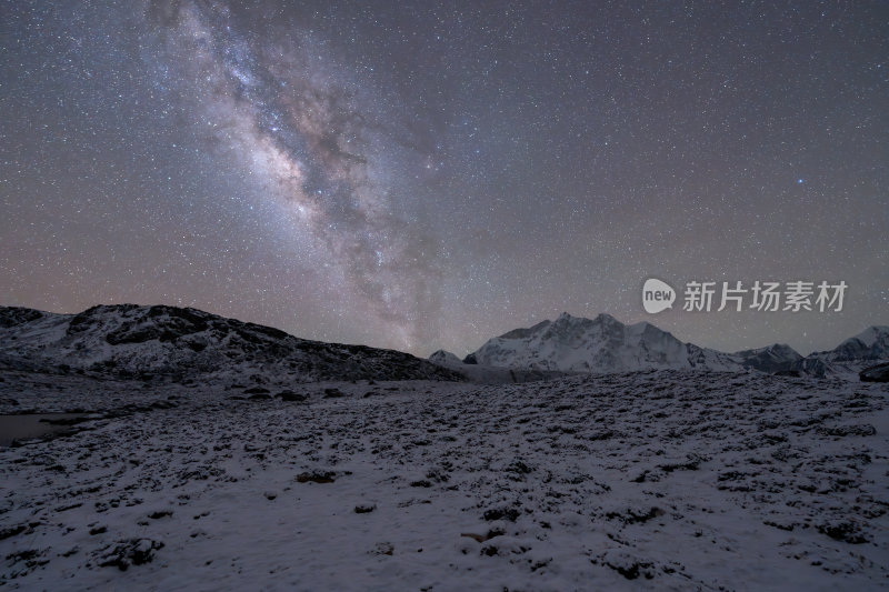 西藏嘎玛沟措学仁玛银河与雪山湖泊的夜色