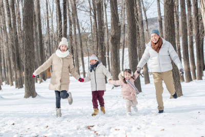 欢乐家庭在雪地里奔跑