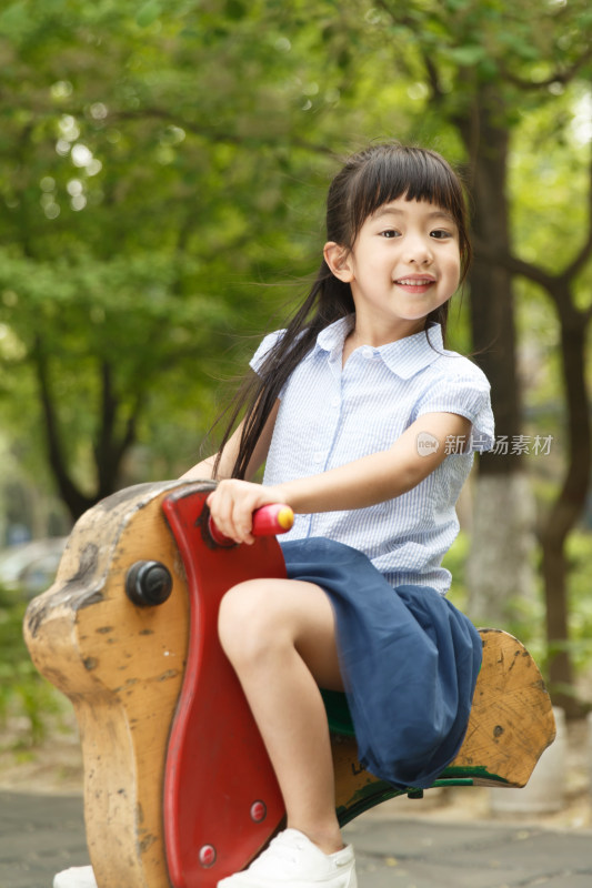 小女孩骑木马