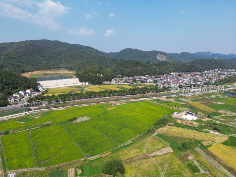 航拍蓝天白云下的青山河流村庄风光