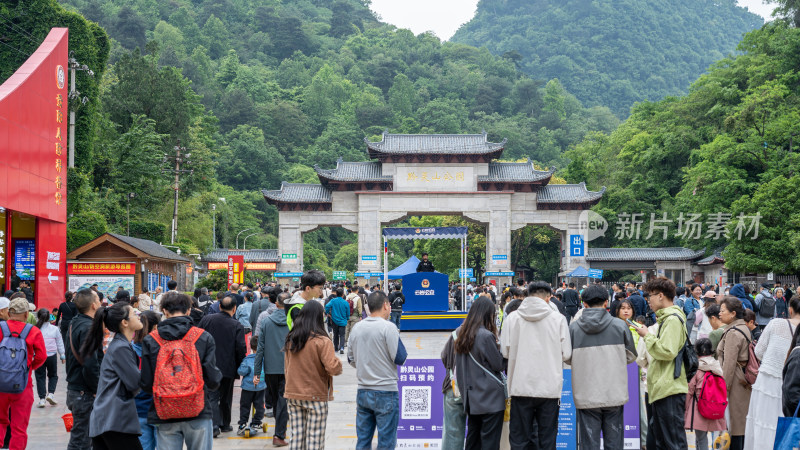 贵阳市黔灵山公园迎来大量游客和市民