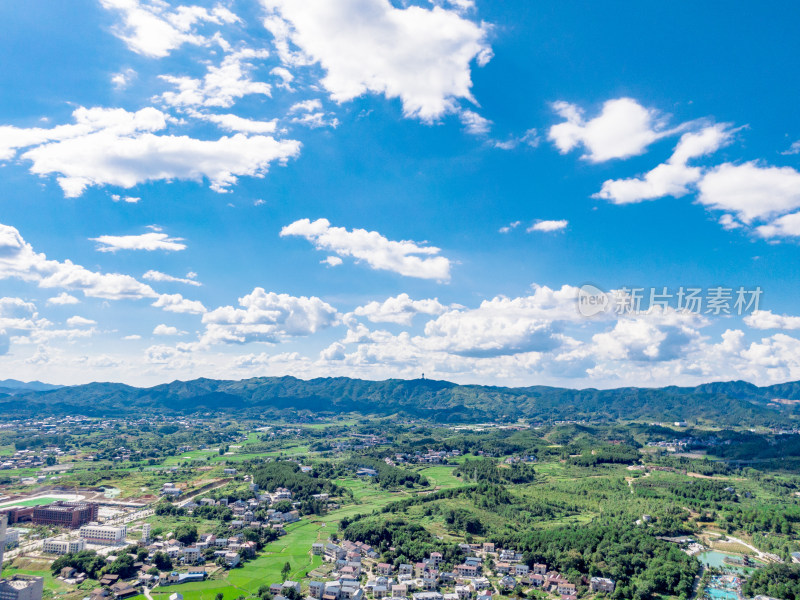 蓝天白云山川丘陵航拍摄影图