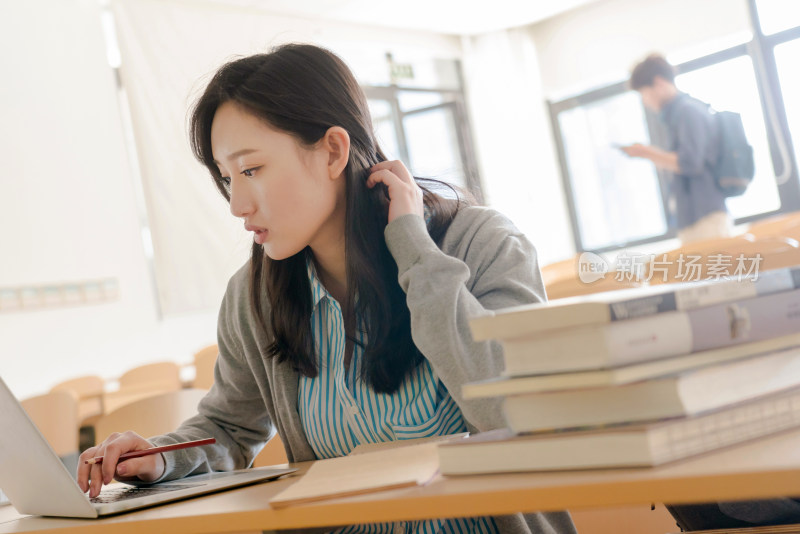 大学生在教室里学习