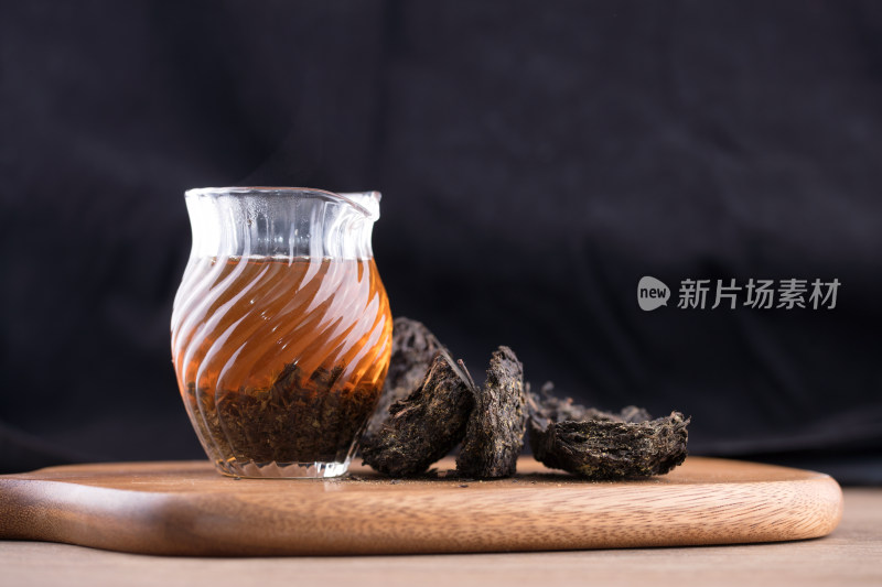 砧板上泡好的茯茶和茯茶块