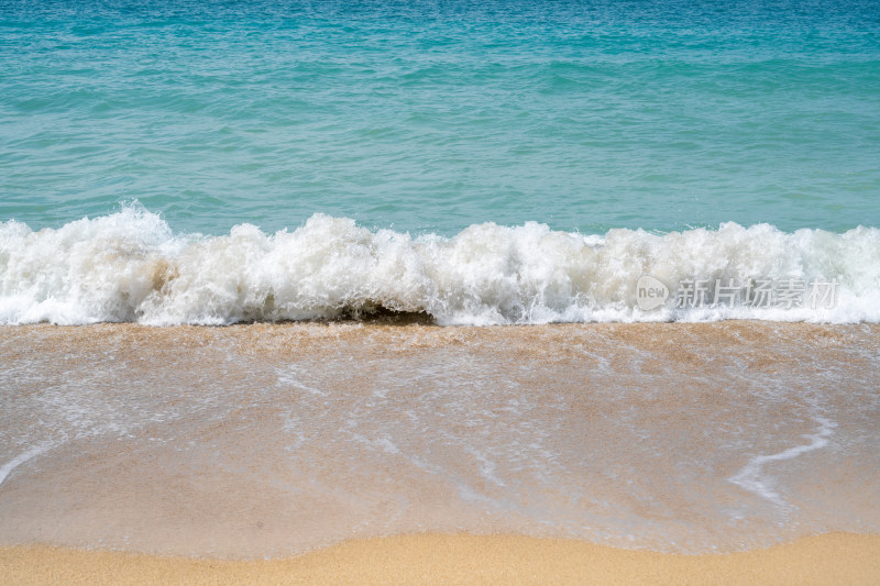 海南三亚亚龙湾沙滩海浪