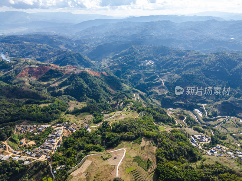 航拍山间村落与梯田交织的自然风貌