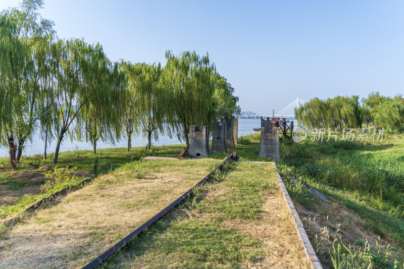 武汉武昌江滩废弃火车轨道风景