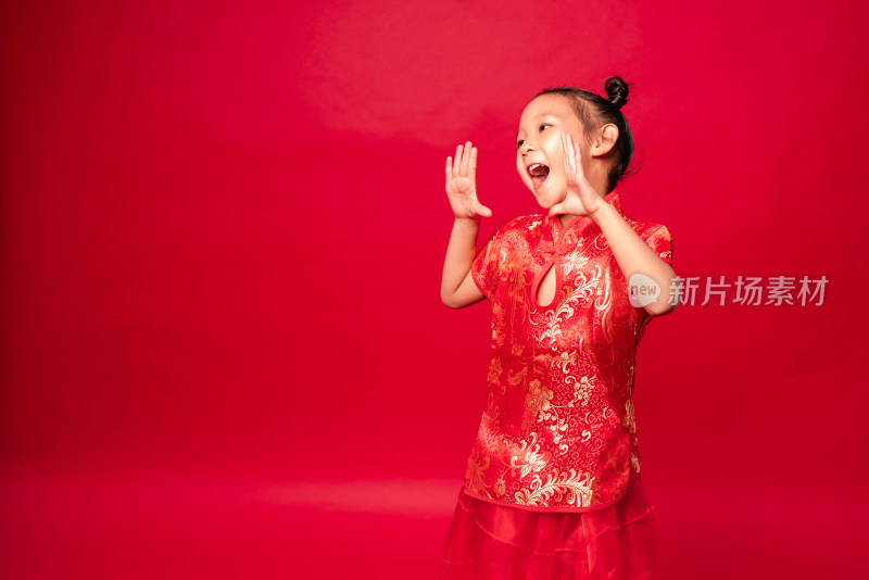 红色背景前穿旗袍呐喊的中国女孩
