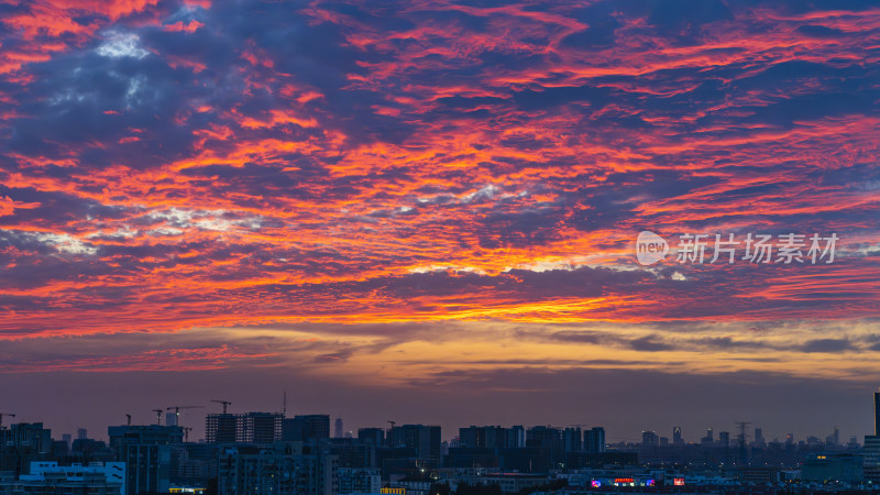 城市上空绚丽多彩的火烧云晚霞景观