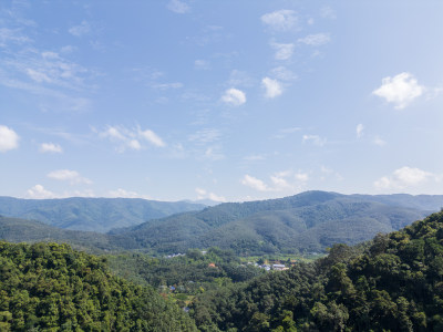 航拍连绵山峦与蓝天白云