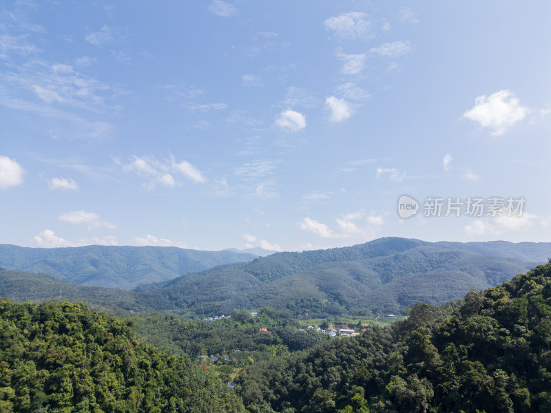 航拍连绵山峦与蓝天白云