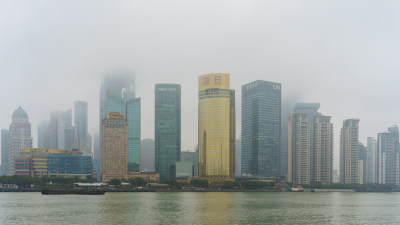 秋天雨雾中的上海外滩