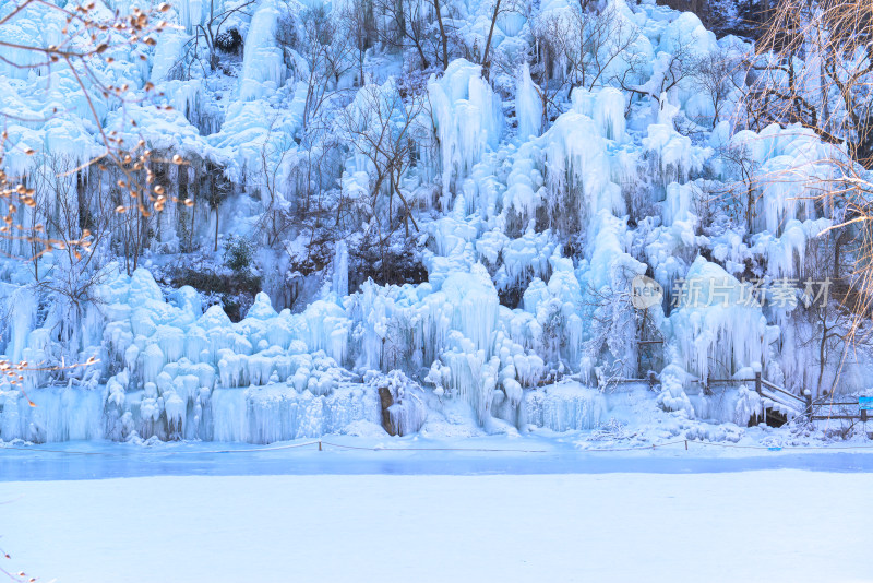 济南九如山冰瀑山间木屋冰雪景观