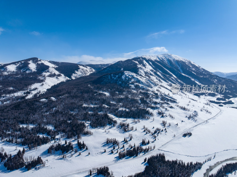 新疆阿勒泰喀纳斯雪景神仙湾晨雾雪山森林