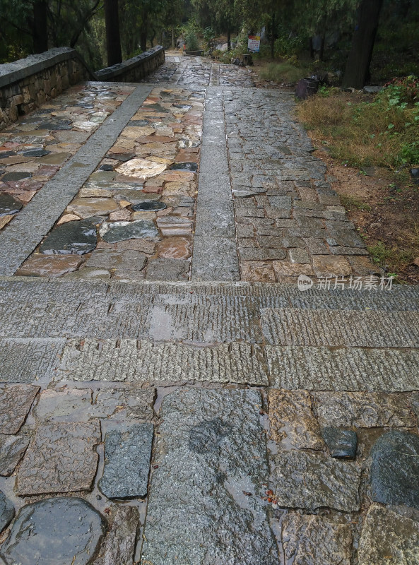 泰山雨后石板路