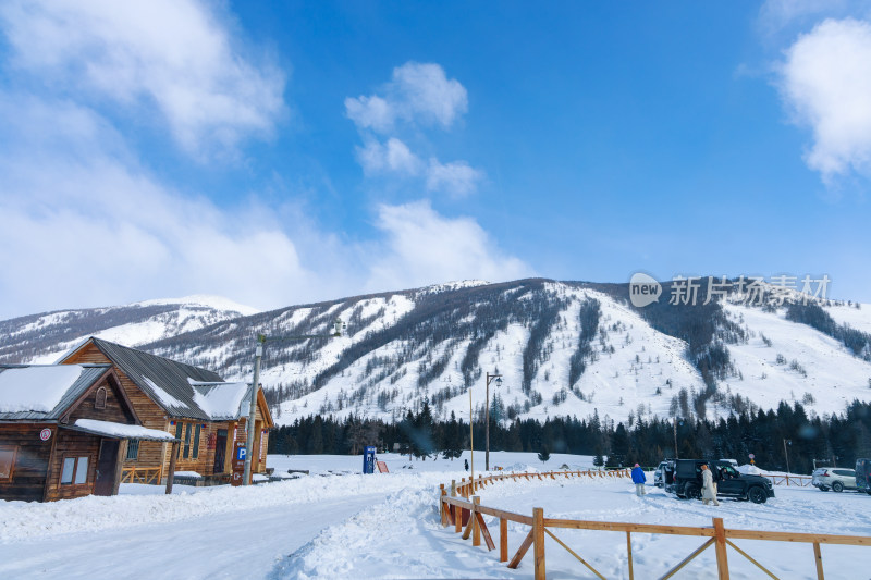 新疆喀纳斯雪景晨雾雪山森林雾凇