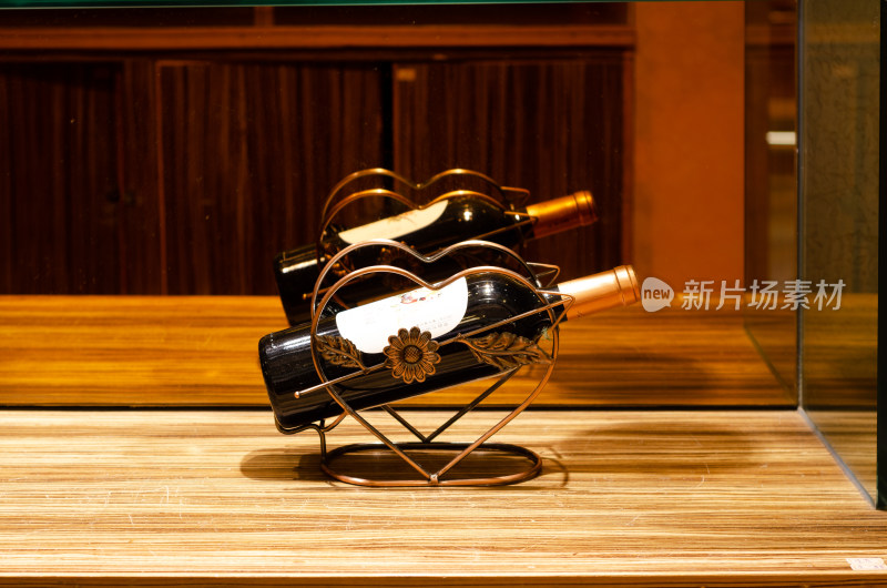 青岛葡萄酒博物馆，酒架上的葡萄酒