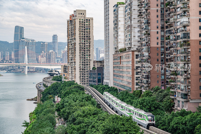 重庆轻轨二号线背景是渝中朝天门来福士