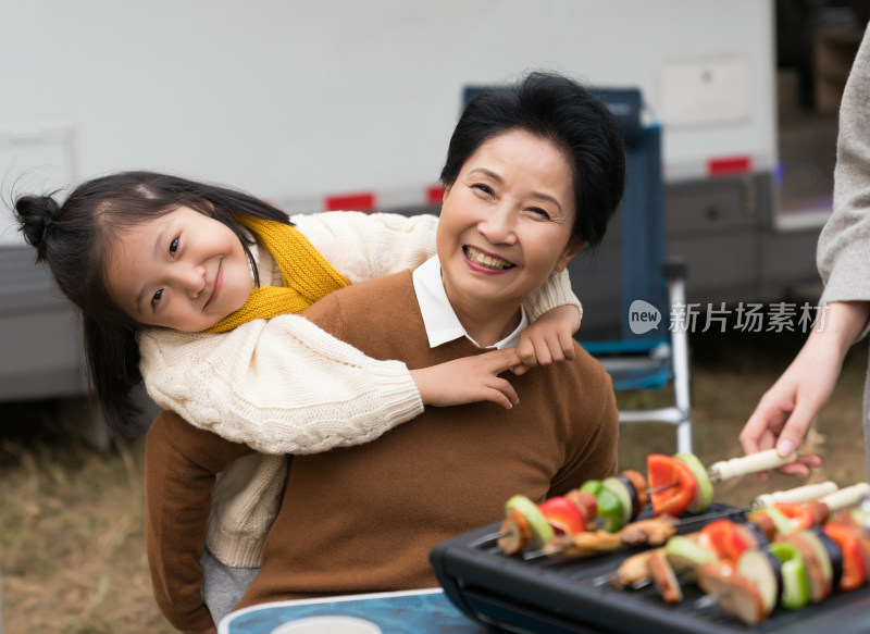 孙女二人秋游户外烧烤