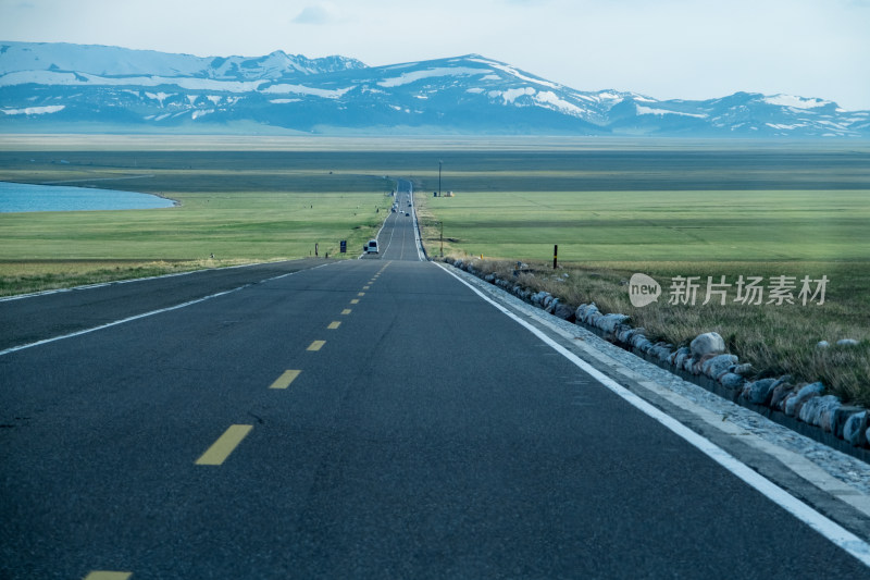 新疆赛里木湖通往雪山的公路