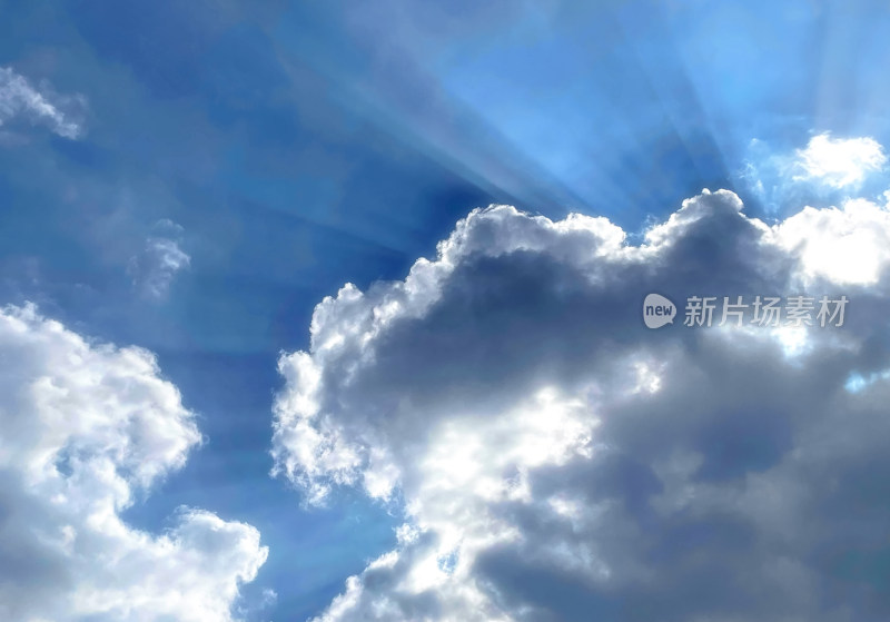 蓝天中阳光穿透云层景象