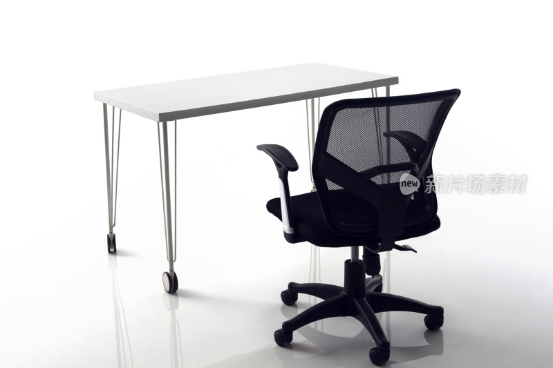 办公室内的办公桌和椅子