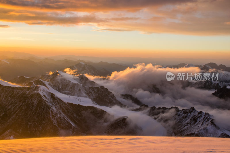雪山云海日出壮丽景观