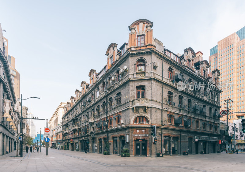 上海市南京东路与四川中路交叉口街景