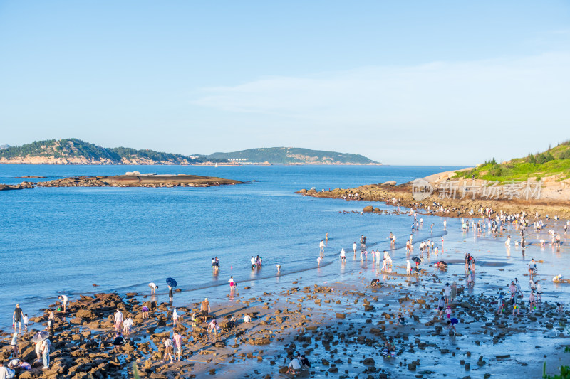 东山岛热闹的海滨沙滩场景