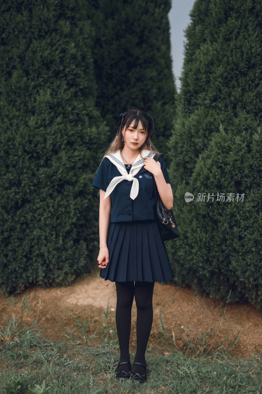 在户外穿着深蓝色JK制服的少女