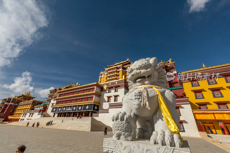 蓝天白云下的阿坝各莫寺寺院建筑