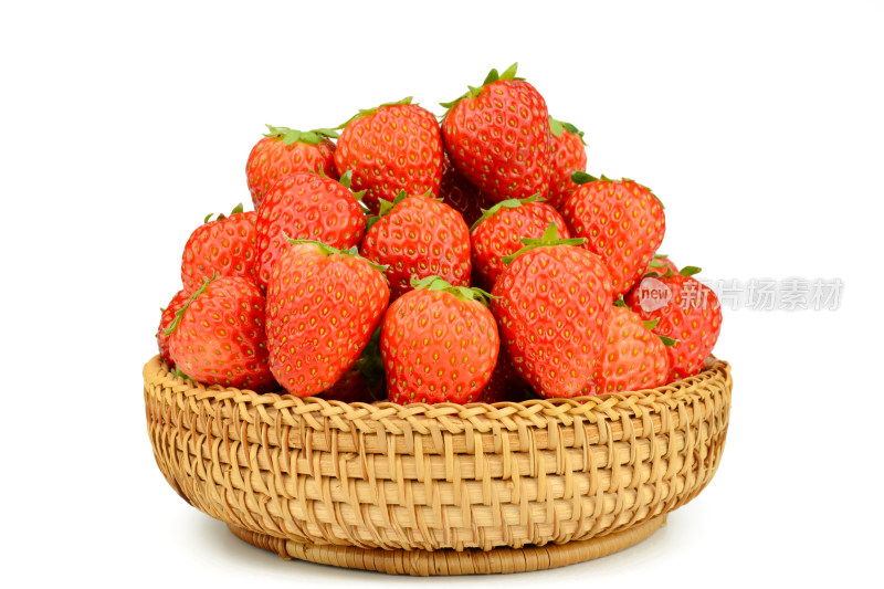 一篮子草莓白色背景