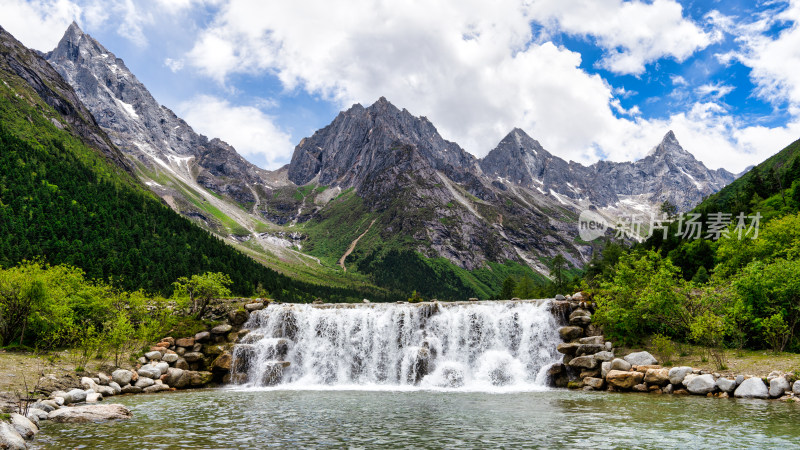 四川阿坝理县毕棚沟景区的盘羊湖月亮湾