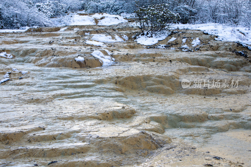 四川阿坝州黄龙景区冬日雪后钙化池