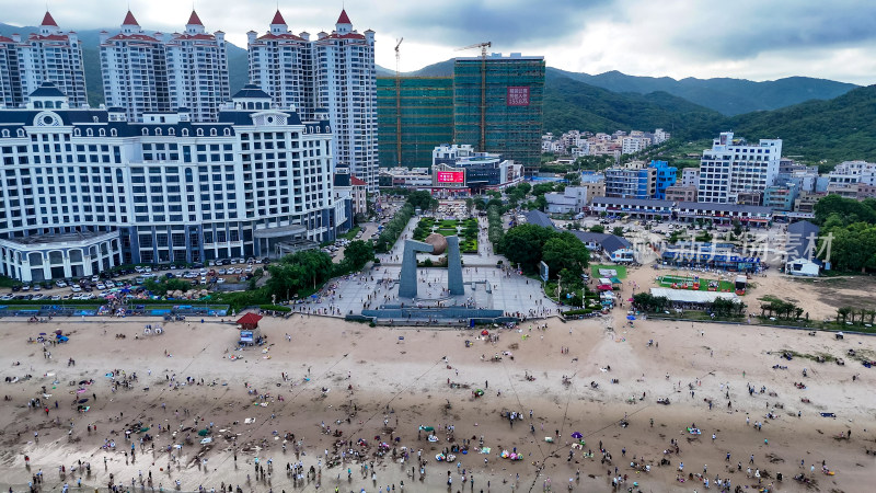 航拍海边沙滩游玩人群南澳岛青澳湾